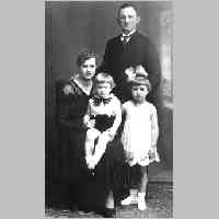 023-0014 Familie Adolf Pakusch aus Grauden im Jahre 1934.jpg